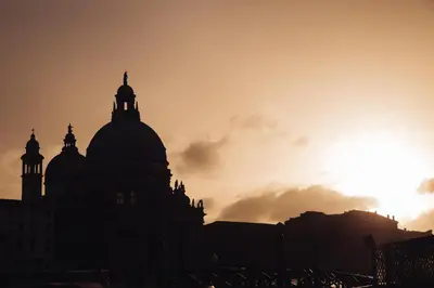 Alba o tramonto visti dall'interno dell'hotel o dai dintorni