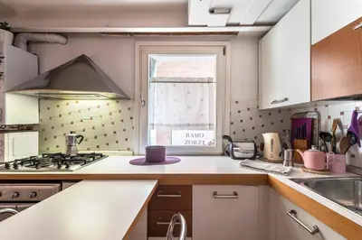 Cucina o angolo cottura di PICCOLO - Cozy studio in the heart of authentic Venice