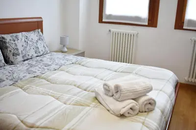 Letto o letti in una camera di Elegant apartment and free car parking - Quite area