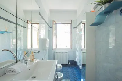 Bagno di Autentico Trilocale, vista mozzafiato sul Canale