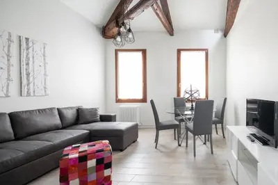 Area soggiorno di Apartments in San Marco with Canal View by Wonderful Italy