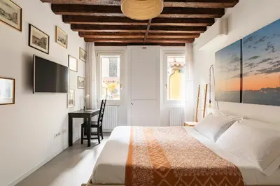 Letto o letti in una camera di Stylish Self-Contained Room & Bath in Castello between Biennale & San Marco