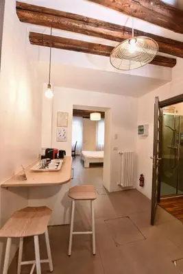 Cucina o angolo cottura di Stylish Self-Contained Room & Bath in Castello between Biennale & San Marco