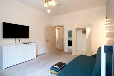 TV o dispositivi per l'intrattenimento presso Stylish 1BR in Bragora Self-contained Walk to San Marco & Biennale