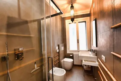 Bagno di Stylish 1BR in Bragora Self-contained Walk to San Marco & Biennale