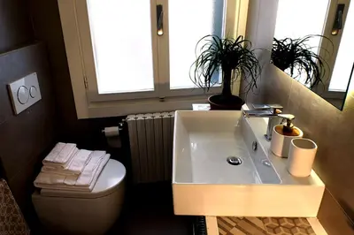 Bagno di Stylish 1BR in Bragora Self-contained Walk to San Marco & Biennale