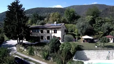 Vista generica sulle montagne o vista sulle montagne dall'interno dell'affittacamere