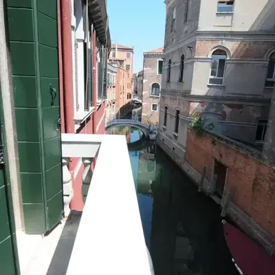 Sunny Canal a/c wifi