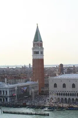 Vista generica su Venezia o vista sulla città dall'interno dell'appartamento