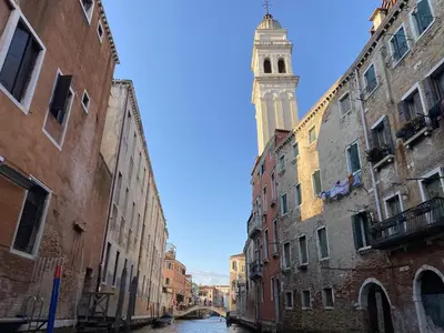 Vista generica su Venezia o vista sulla città dall'interno dell'appartamento