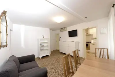 Cucina o angolo cottura di Cosy 2BR in Castello Heart Independent Walk to San Marco & Biennale
