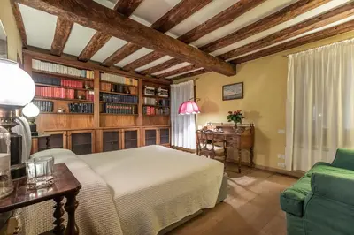 Area soggiorno di La Tana Cozy Apartment in Campo San Maurizio