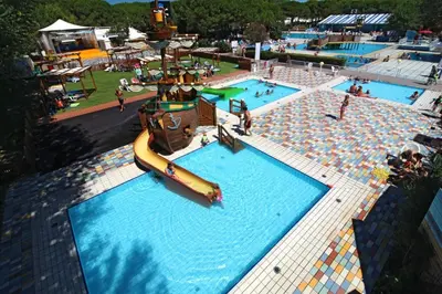 Piscina di Estivo Premium Deluxe mobile homes on Camping Ca Savio o nelle vicinanze