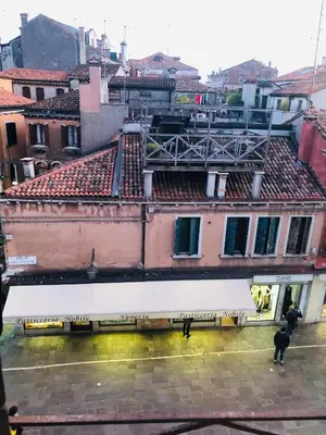 Vista generica su Venezia o vista sulla città dall'interno dell'affittacamere