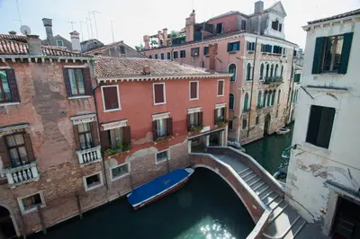 Piscina di CA ZULIAN amazing canal view apartment o nelle vicinanze