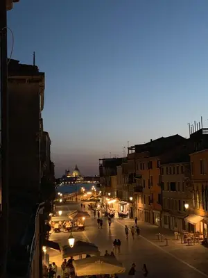 Vista generica su Venezia o vista sulla città dall'interno dell'appartamento