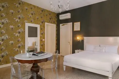 Letto o letti in una camera di iH Hotels Venezia Salute Palace