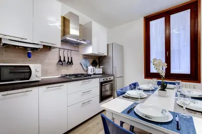 Cucina o angolo cottura di White Flowers with Canal View by Wonderful Italy