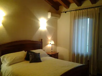 Letto o letti in una camera di Agriturismo MELO IN FIORE con camere e colazioni nella zona del Prosecco DOCG Asolo