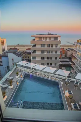 Piscina di J44 Lifestyle Hotel o nelle vicinanze