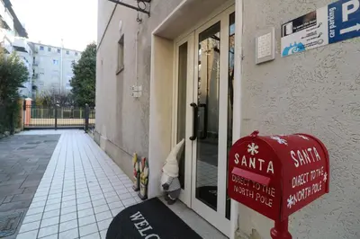 Certificato, attestato, insegna o altro documento esposto da Your Way in Venice