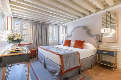 Letto o letti in una camera di La Dimora di San Maurizio 1- Dimora Italia -