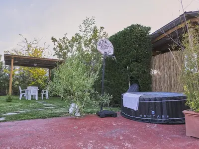Giardino di Holiday countryside home with swimming pool, sauna Less than 20km from the sea