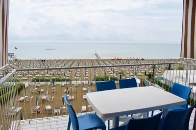 Vista generica sul mare o vista sul mare dall'interno dell'appartamento