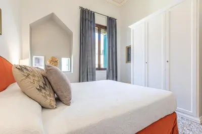 Letto o letti in una camera di Ca' Romantica terrace with Balcony and side Canal view