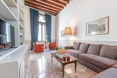 Area soggiorno di Ca' Romantica terrace with Balcony and side Canal view