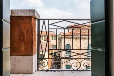 Balcone o terrazza di Carmini Canal View & Lift by LionHost