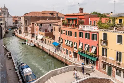 Vista generica su Venezia o vista sulla città dall'interno dell'appartamento