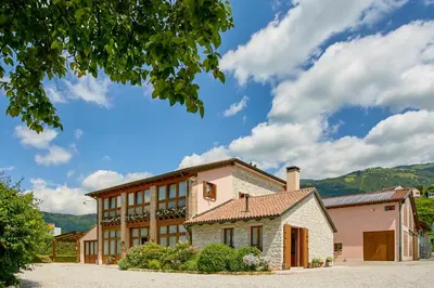 Vista generica sulle montagne o vista sulle montagne dall'interno del bed & breakfast