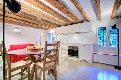 Cucina o angolo cottura di GrandCanal-Red