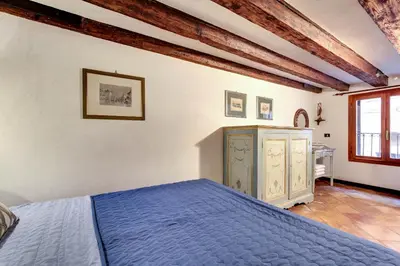Letto o letti in una camera di Canal View Suite in Rialto by Wonderful Italy