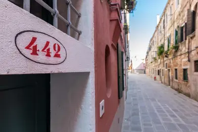 Certificato, attestato, insegna o altro documento esposto da Venice downtown