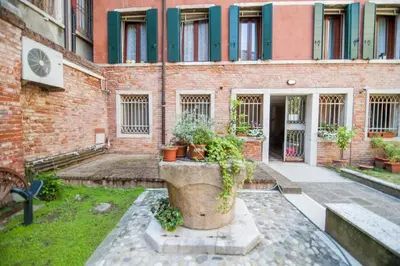 Giardino di Venice and Venice Apartments - private rooms in shared apartment