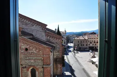 Vista generica sulle montagne o vista sulle montagne dall'interno dell'appartamento