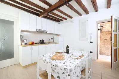 Cucina o angolo cottura di Ca Giardini Apartments in Biennale by Bricola Apartments