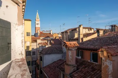 Vista generica su Venezia o vista sulla città dall'interno dell'appartamento