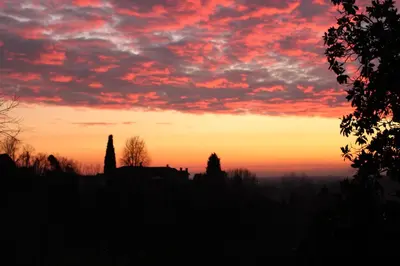 Alba o tramonto visti dall'interno del bed & breakfast o dai dintorni
