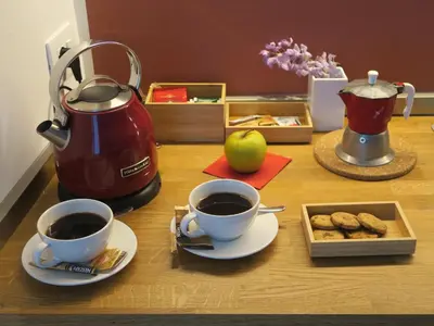 Set per la preparazione di tè e caffè presso Foresteria Conti, sulle tracce di Shakespeare