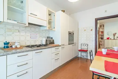 Cucina o angolo cottura di GuestHost - San Antonio Garden Flat with Terrace