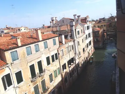 Vista generica su Venezia o vista sulla città dall'interno dell'appartamento