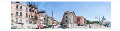 Vista generica su Venezia o vista sulla città dall'interno dell'appartamento