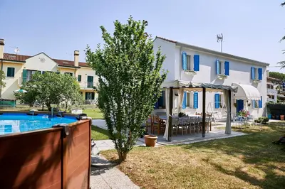 Piscina di Cà del Mar rustico a Jesolo con giardino e piscina privati ad uso esclusivo # o nelle vicinanze