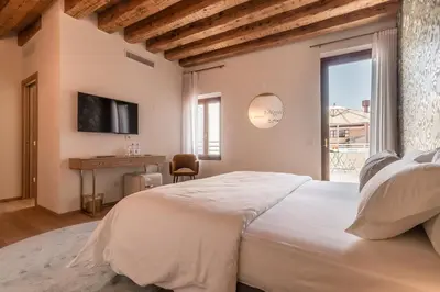 Letto o letti in una camera di Blooms Botanical Rooms