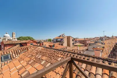 Vista generica su Venezia o vista sulla città dall'interno dell'appartamento
