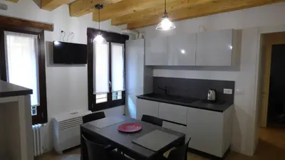 Cucina o angolo cottura di CASA MODERNA A DUE PASSI DA RIALTO