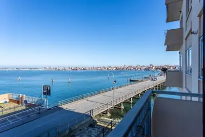 Vista generica sul mare o vista sul mare dall'interno dell'appartamento